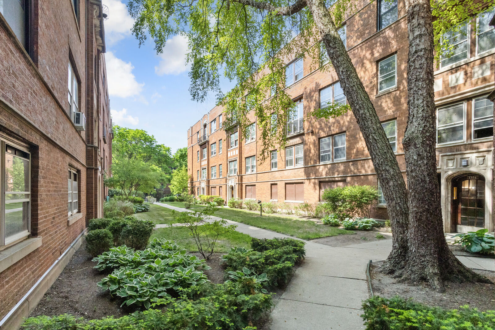Property Photo: 1554 W Juneway Terrace 1I IL 60626