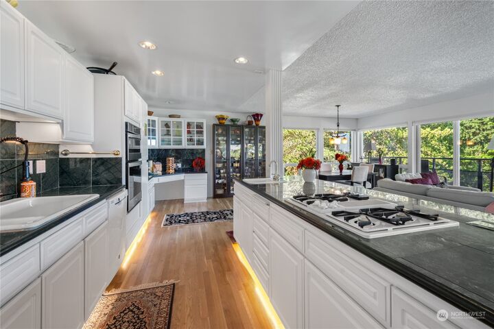 Property Photo: 550 Elm Way 201 WA 98020