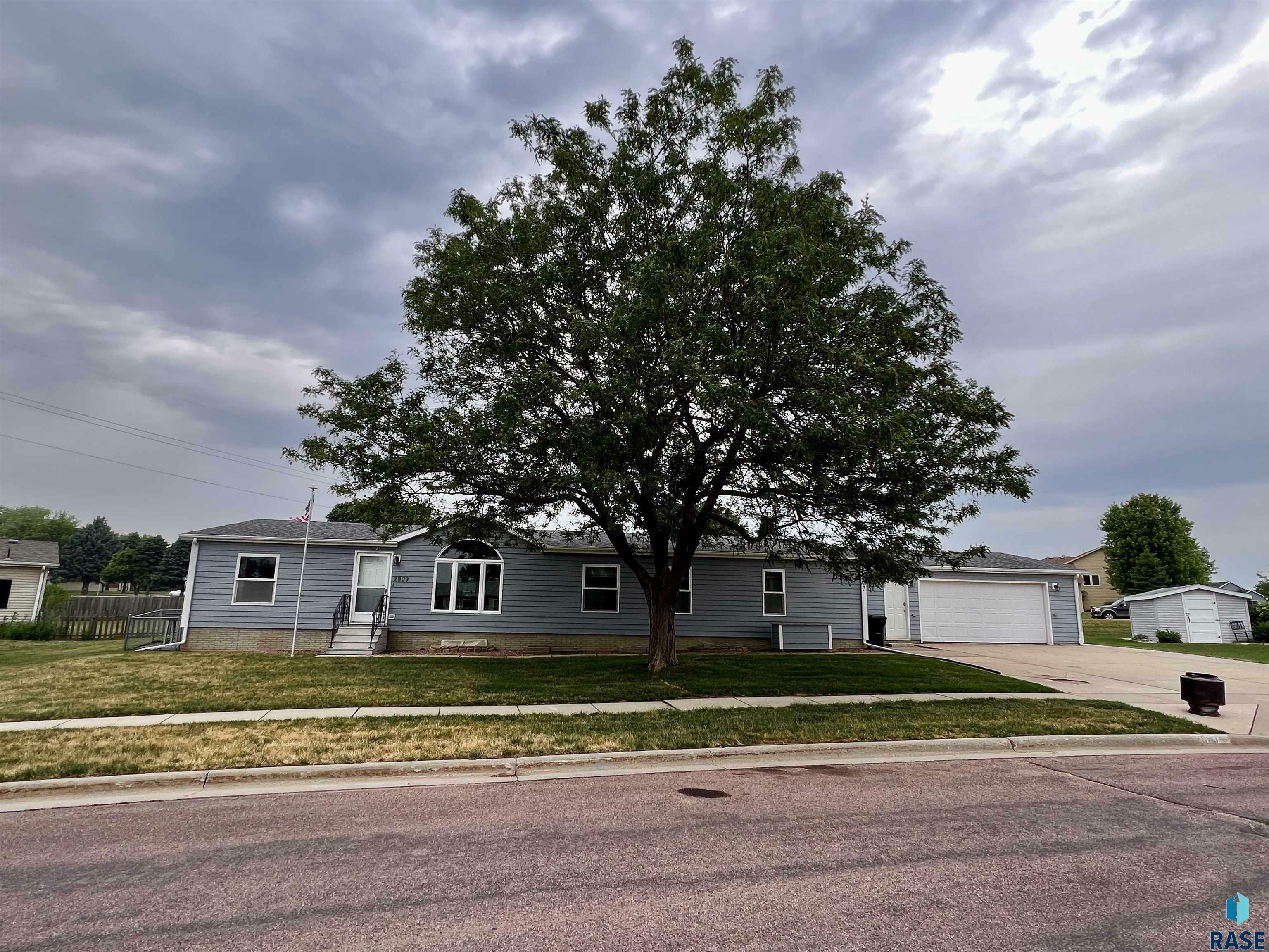 Property Photo:  2909 N Lyme Grass Ave  SD 57107-0917 