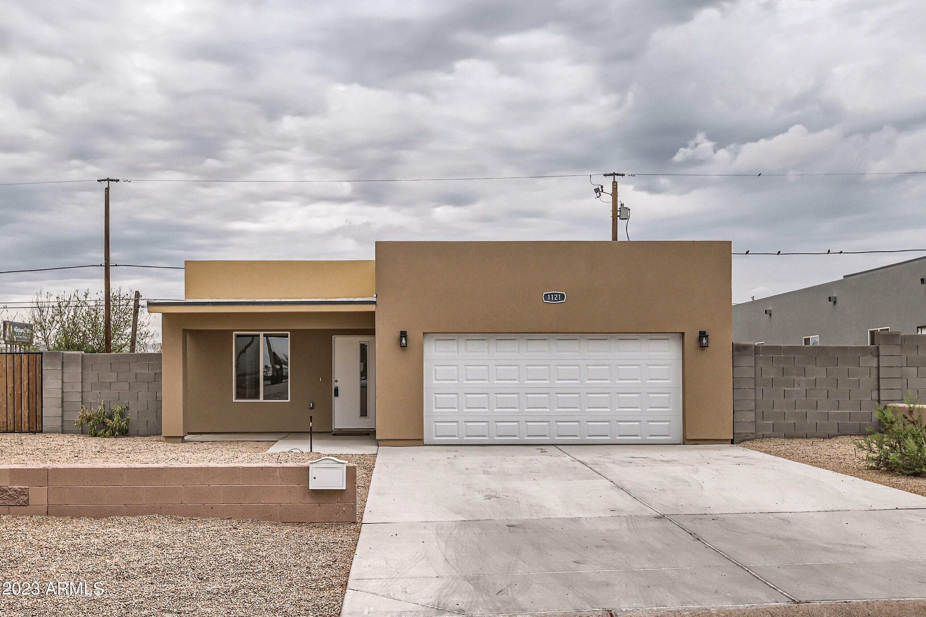 Property Photo:  1121 E Apache Street  AZ 85034 