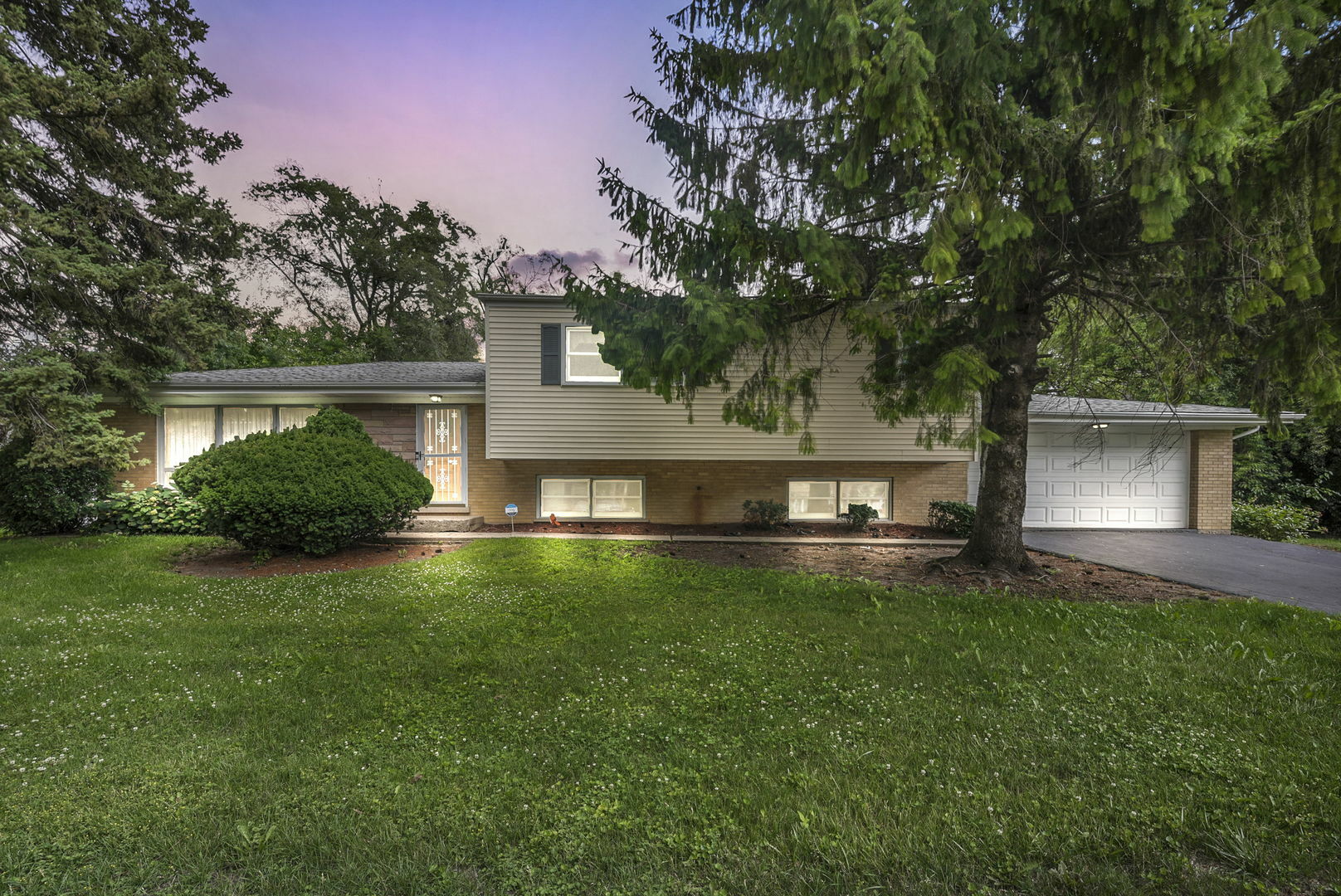 Property Photo:  2125 Sprucewood Avenue  IL 60018 