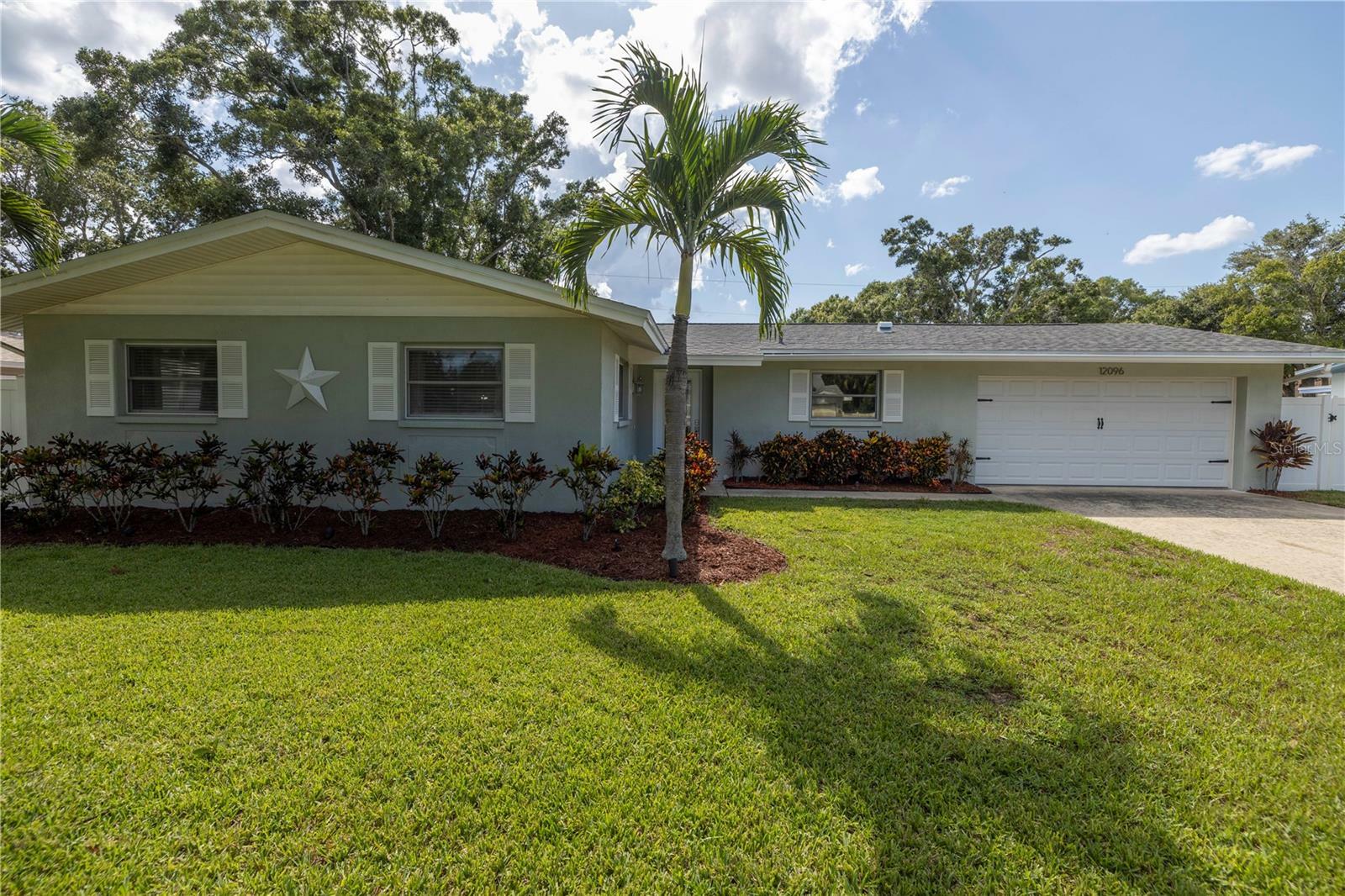 Property Photo:  12096 Oak Street  FL 33774 