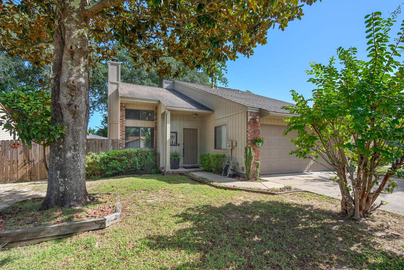 Property Photo:  1028 Alderwood Way  FL 32578 