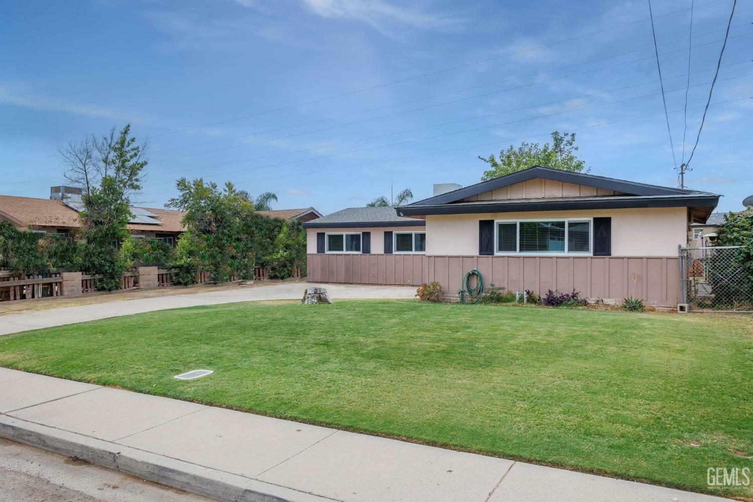 Property Photo: 319 McKelvey Avenue CA 93308