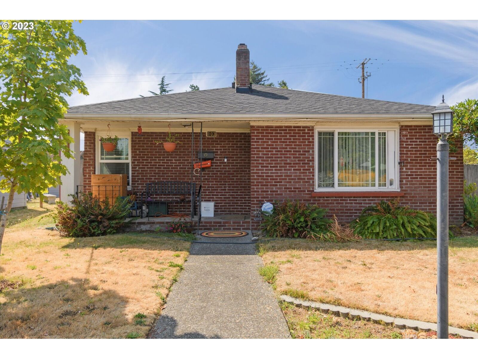 Property Photo:  103 E 40th St  WA 98663 