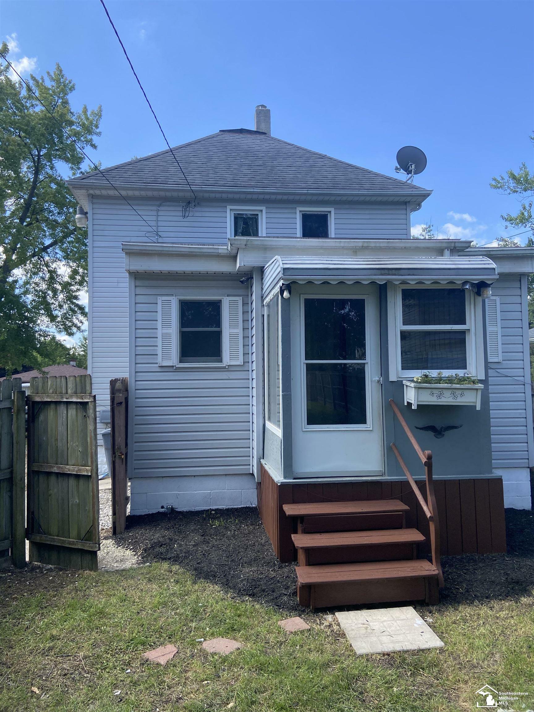 Property Photo: 720 W 10th MI 48161