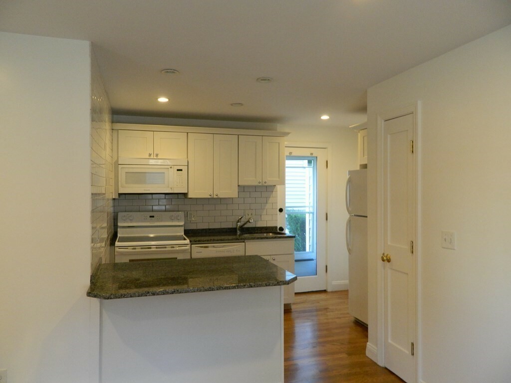 Property Photo:  284 Washington St 1  MA 01945 