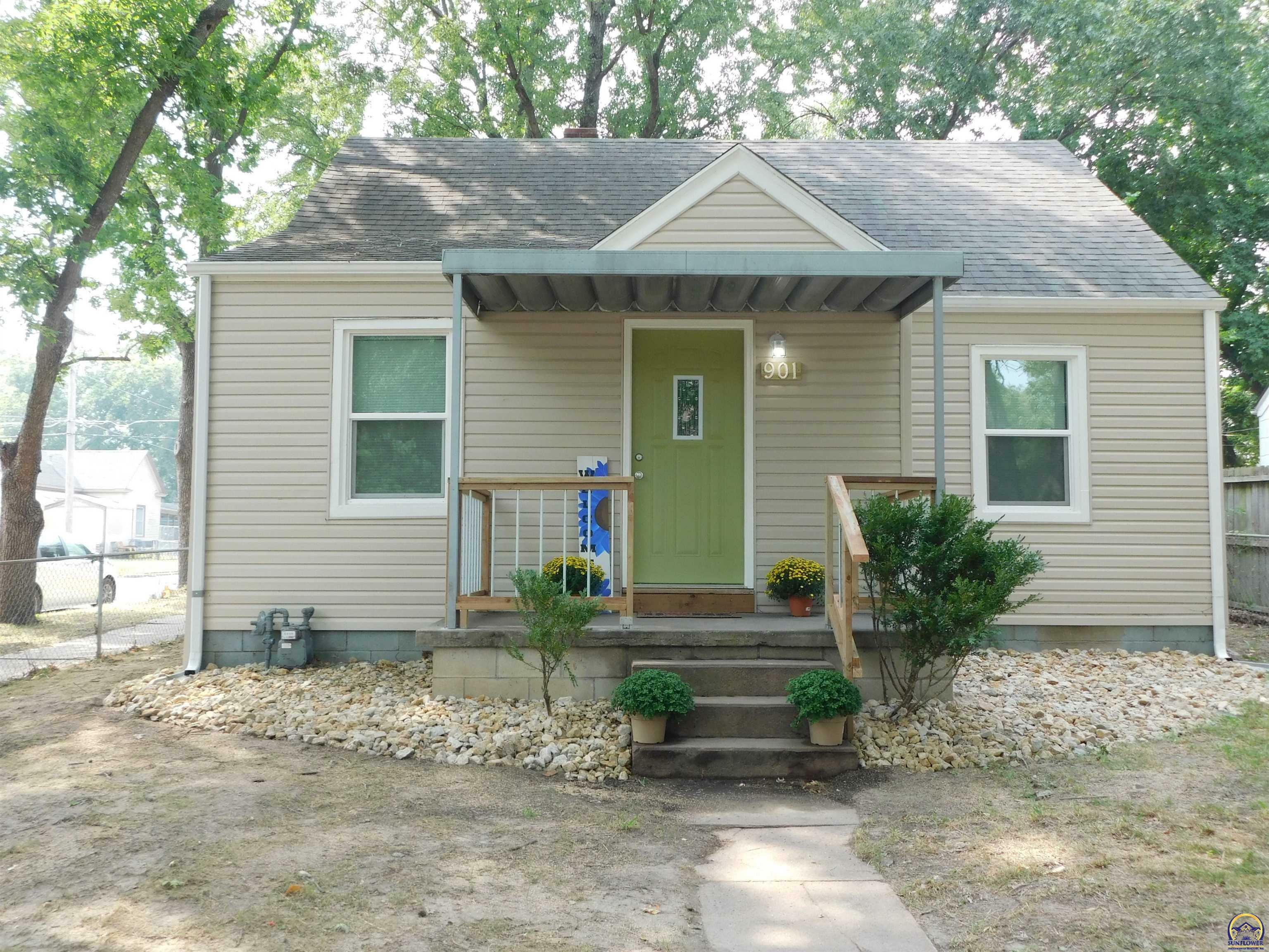 Property Photo:  901 NE Michigan Ave  KS 66616 