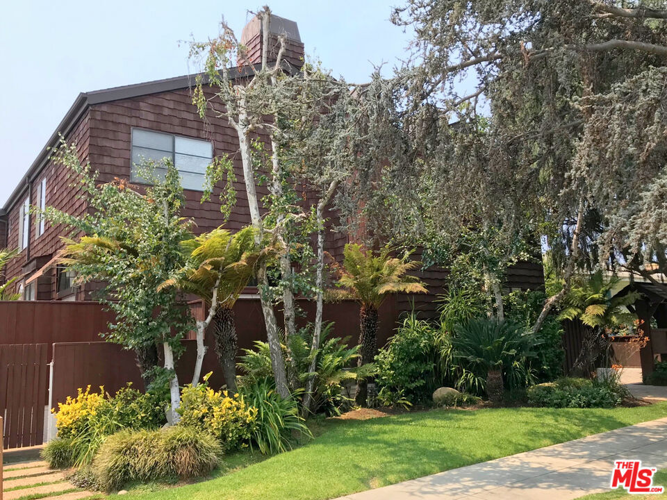 Property Photo:  944   15th St 2  CA 90403 