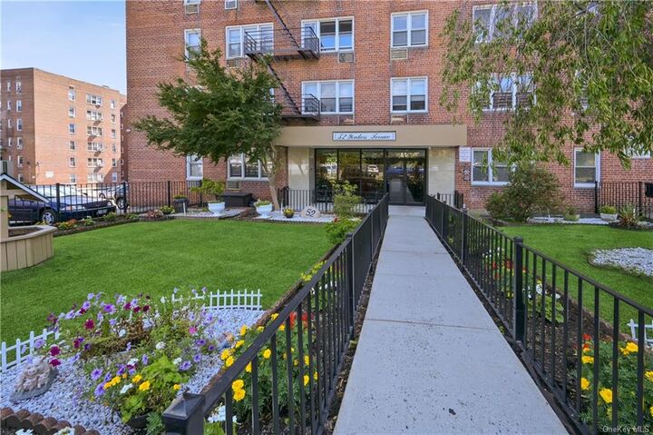 52 Yonkers Terrace 2H  Yonkers NY 10704 photo