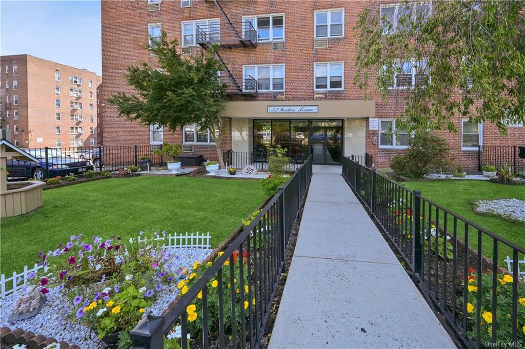 Property Photo:  52 Yonkers Terrace 2H  NY 10704 