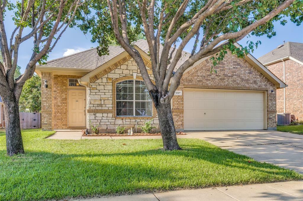 1227 Clearwater Drive  Grand Prairie TX 75052 photo