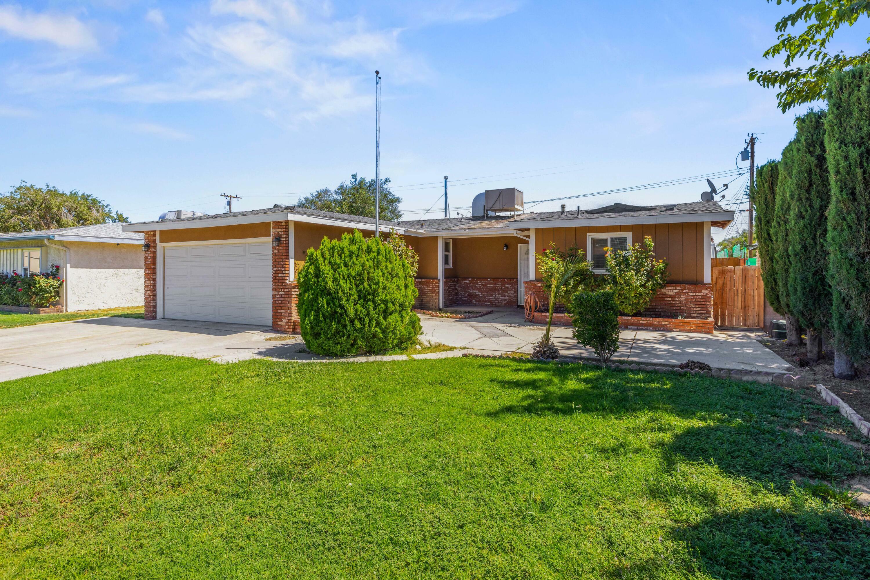 Property Photo:  45108 Harlas Avenue  CA 93534 