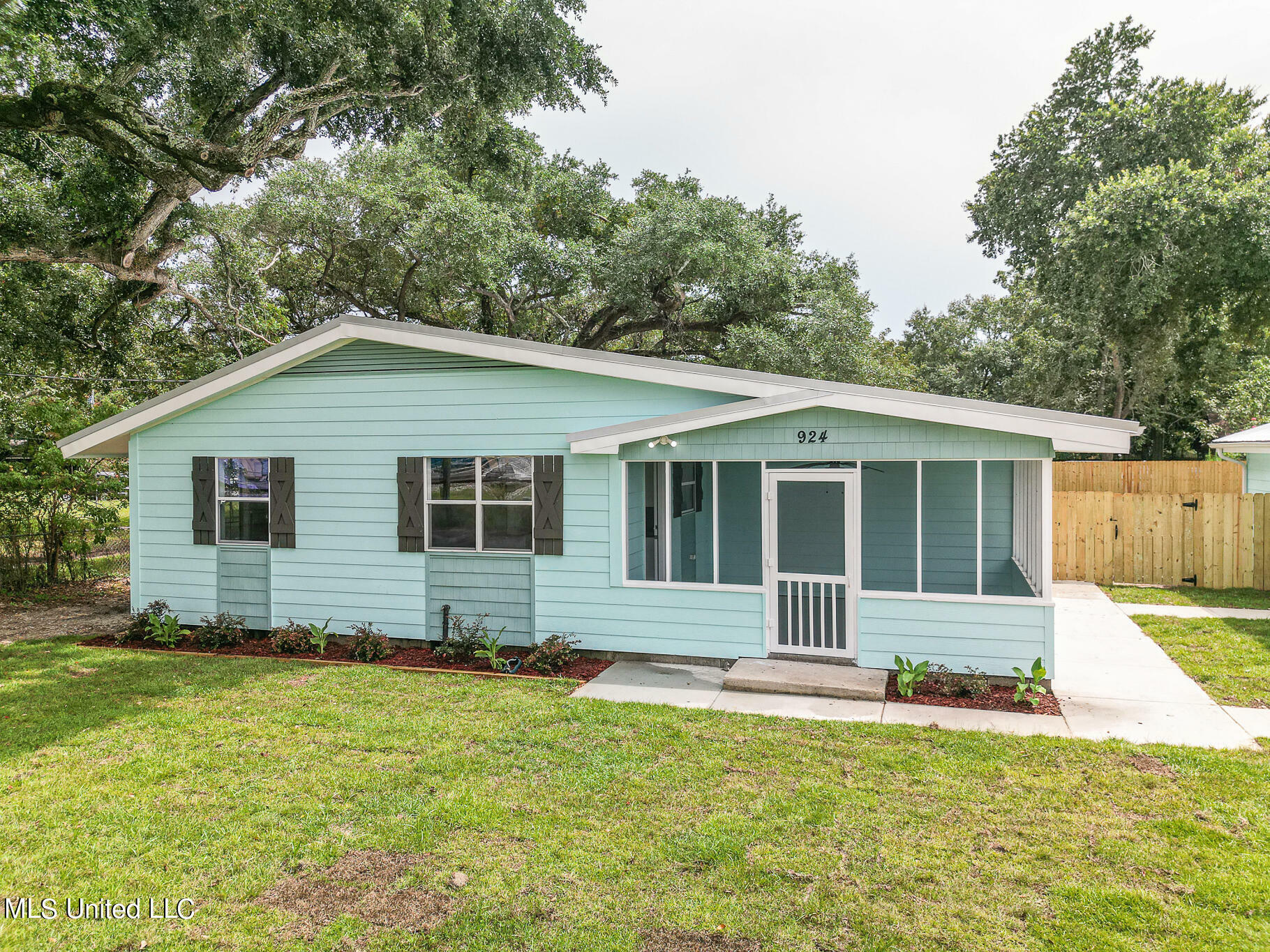 Property Photo:  924 E First Street  MS 39560 