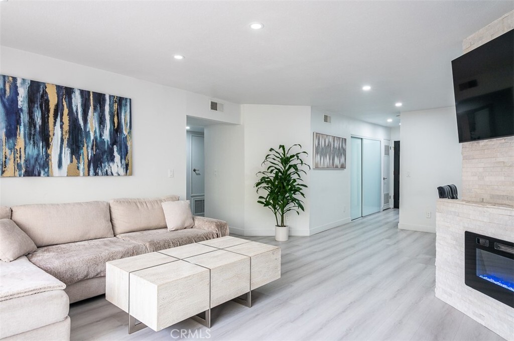 Property Photo: 345 N Jackson Street 103 CA 91206