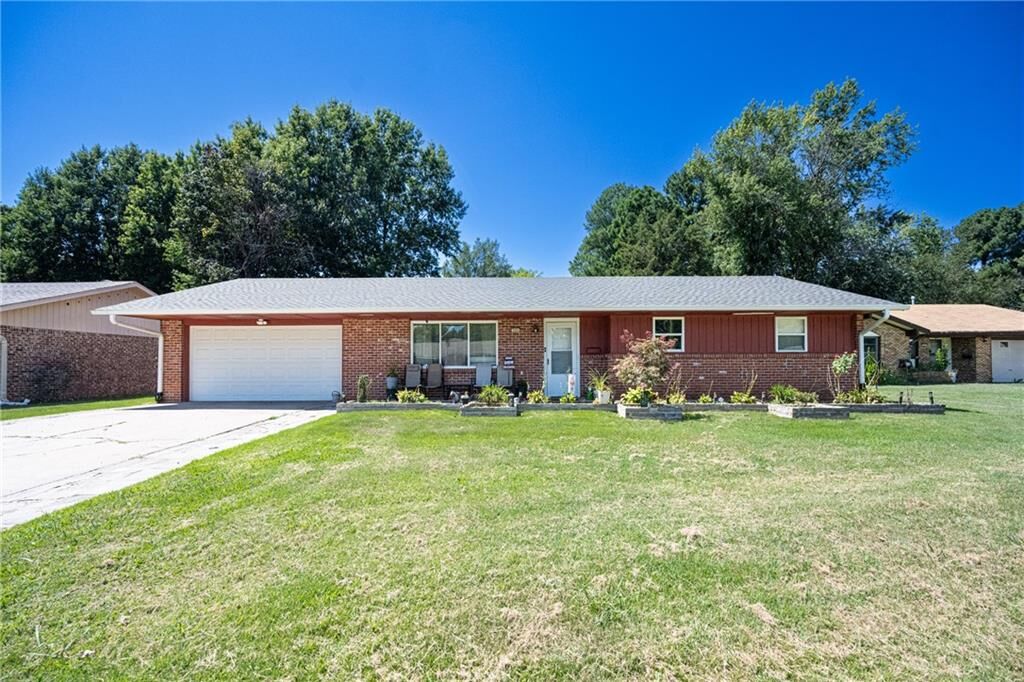 Property Photo:  520 Morrison Pl  AR 72762 