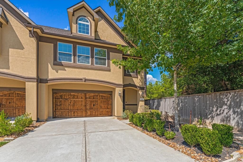 Property Photo: 62 Banbury Court TX 77375