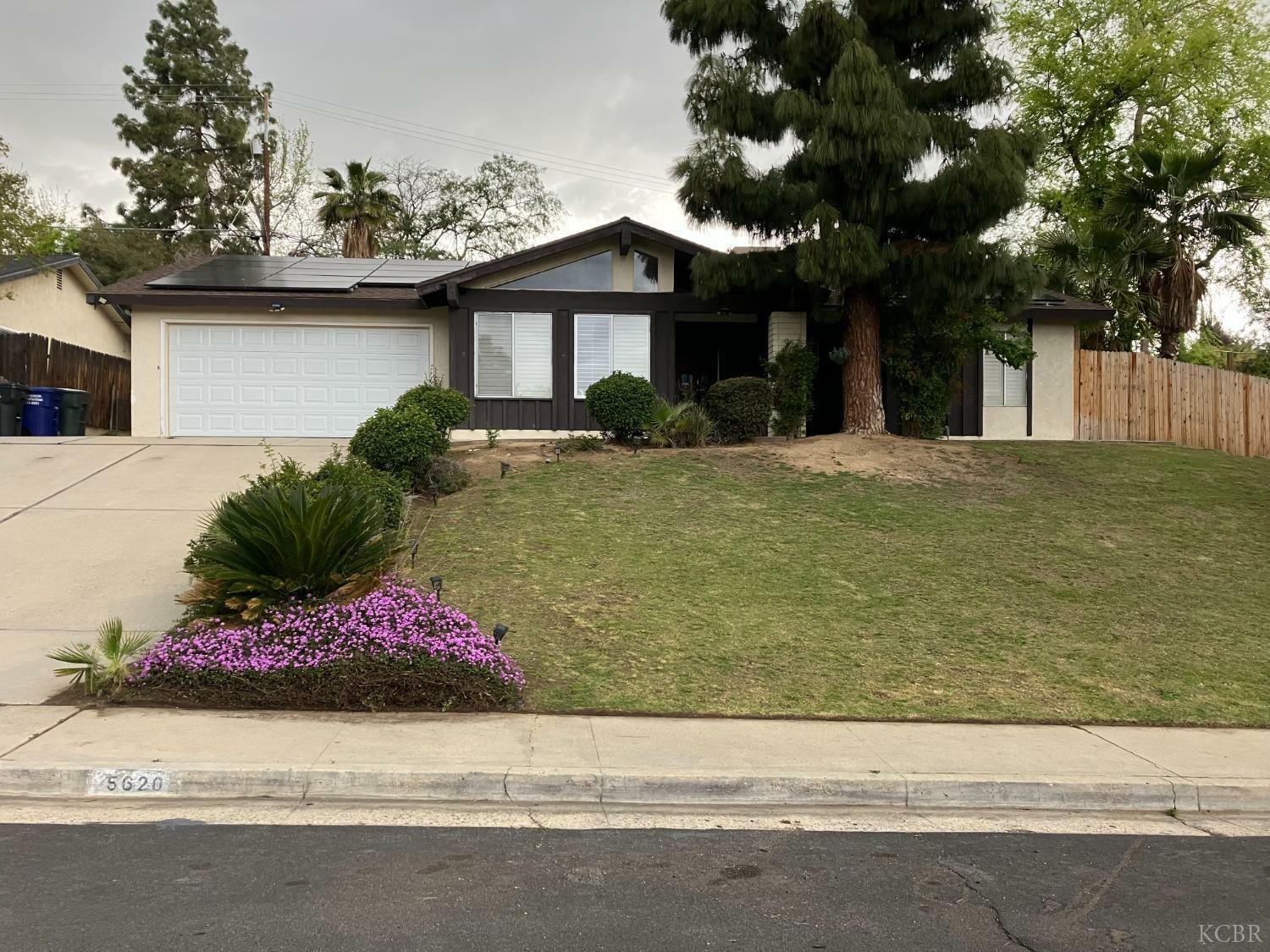 Property Photo:  5620 Rexroth Avenue  CA 93306 