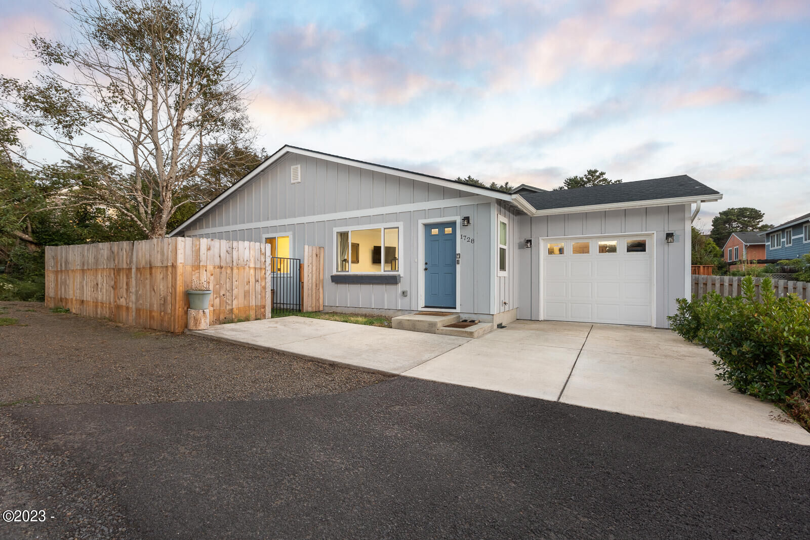 Property Photo:  1728 NW 33rd Street  OR 97367 