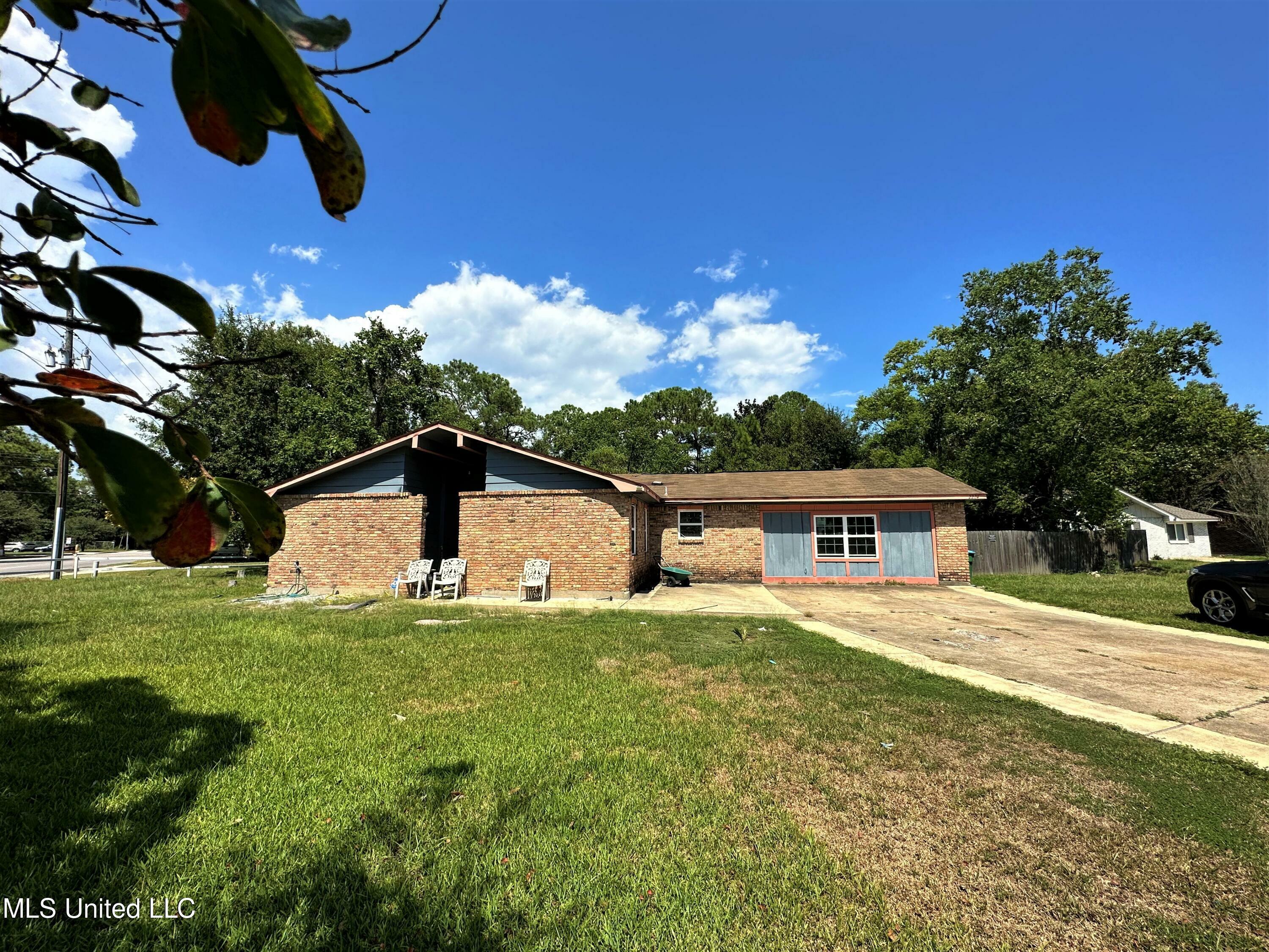 Property Photo:  2224 University Street  MS 39553 