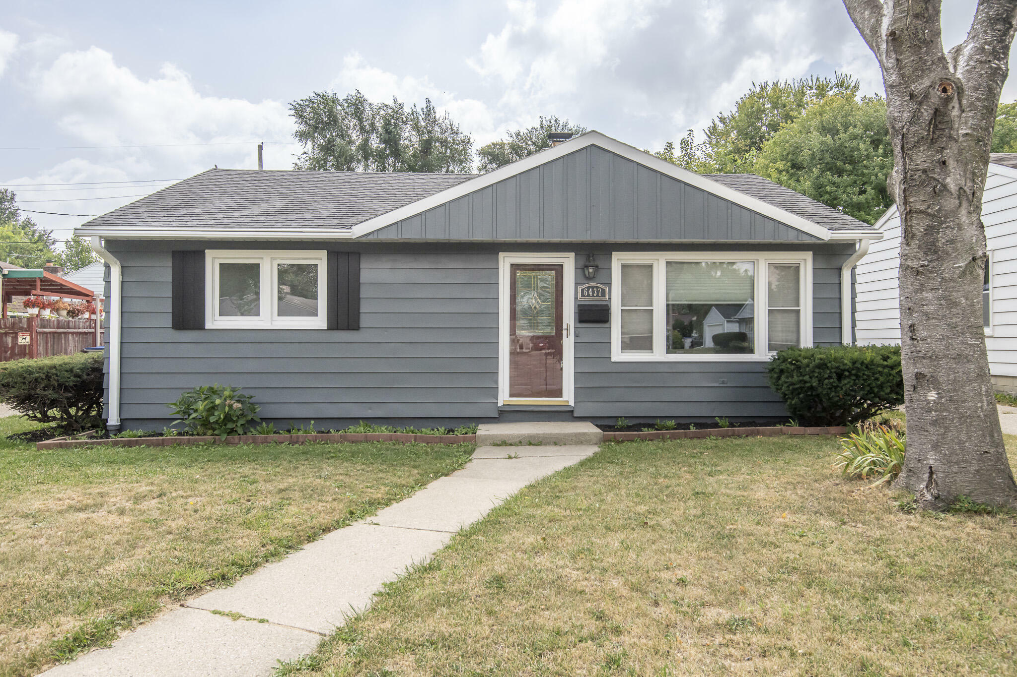 Property Photo: 6437 W Bennett Ave WI 53219