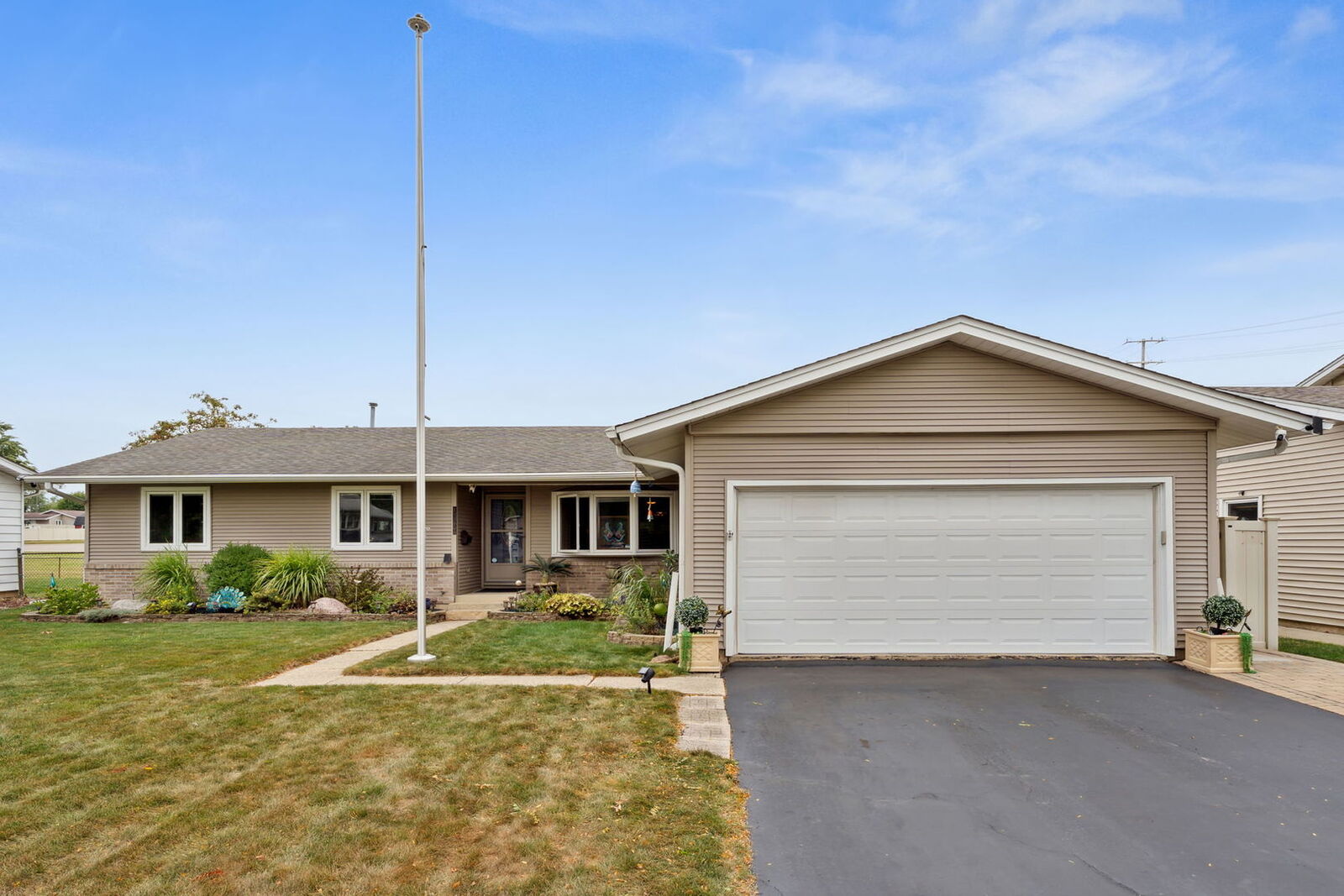 Property Photo:  1397 Somerset Lane  IL 60007 