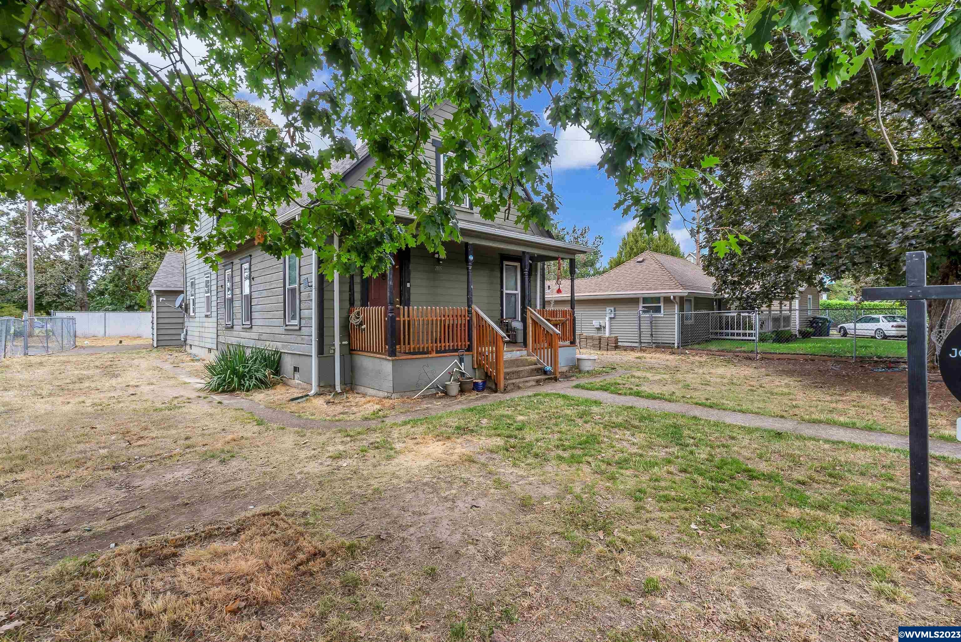 Property Photo: 2105 Church St NE OR 97301