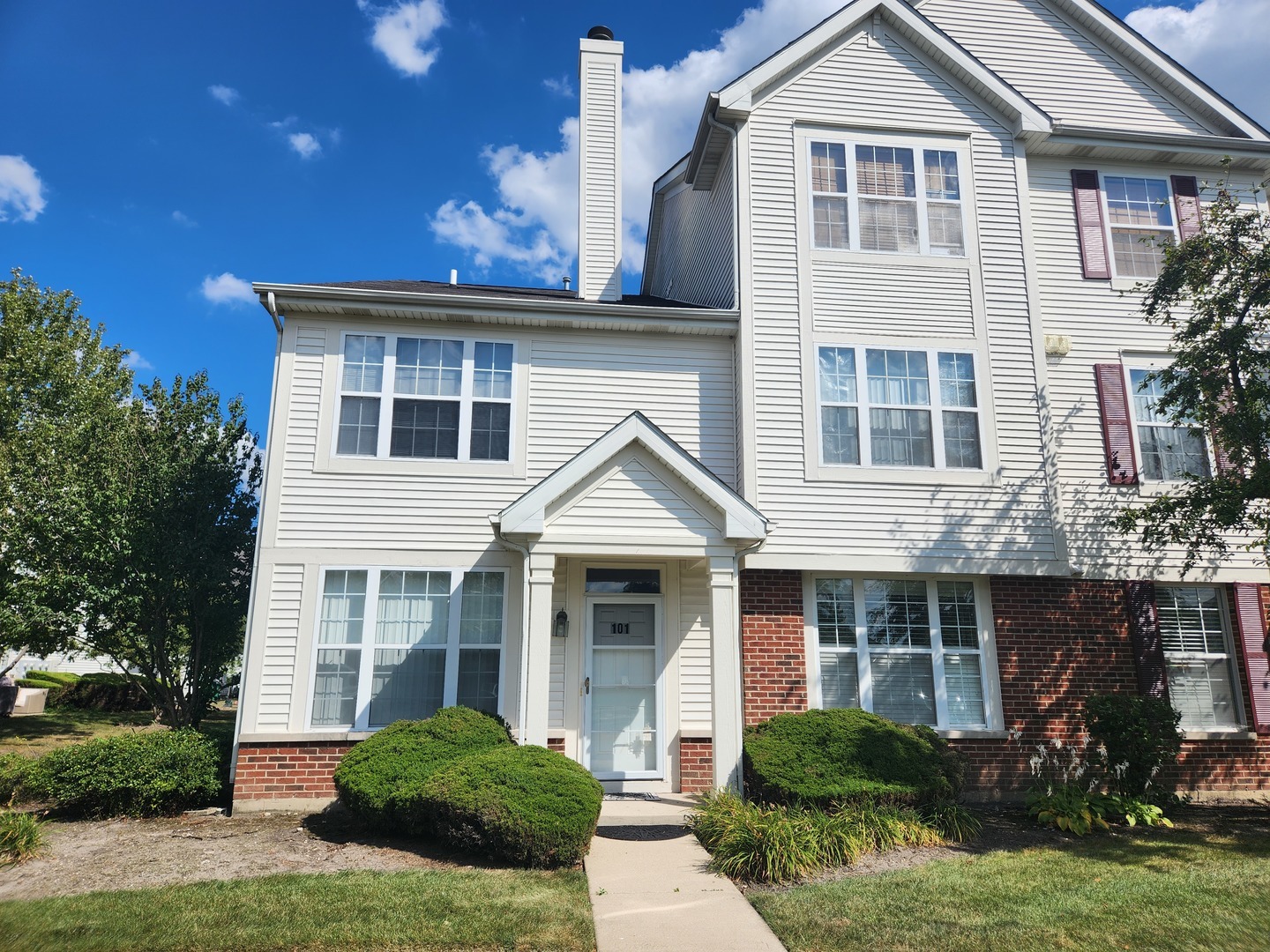 Property Photo: 710 Mill Circle 101 IL 60090