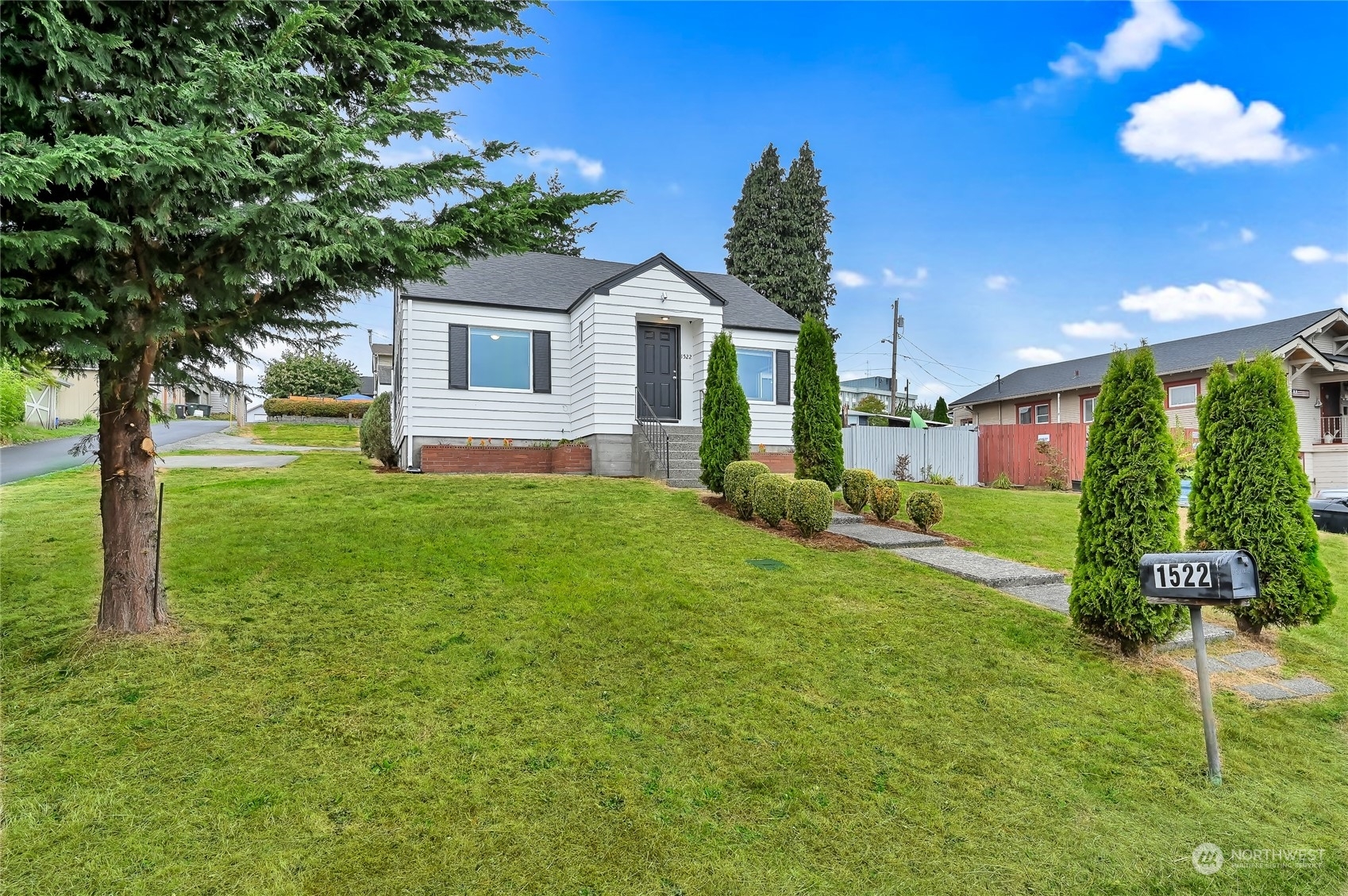 Property Photo:  1522 Pine Street  WA 98201 