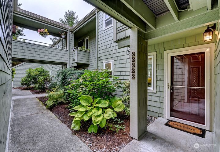Property Photo:  22222 SE 42nd Lane 1060  WA 98029 