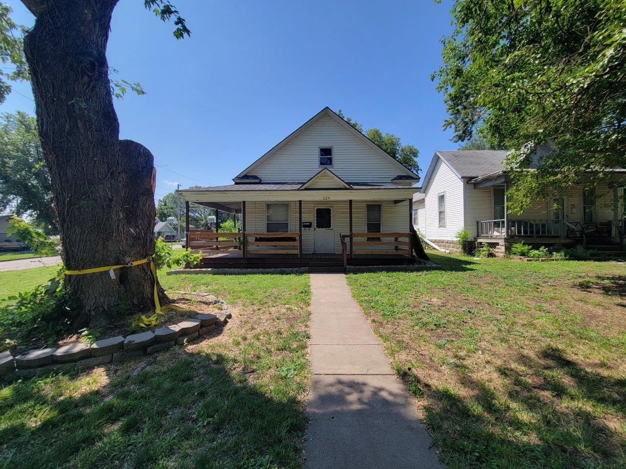 Property Photo:  824 E Lincoln Ave  KS 67152 