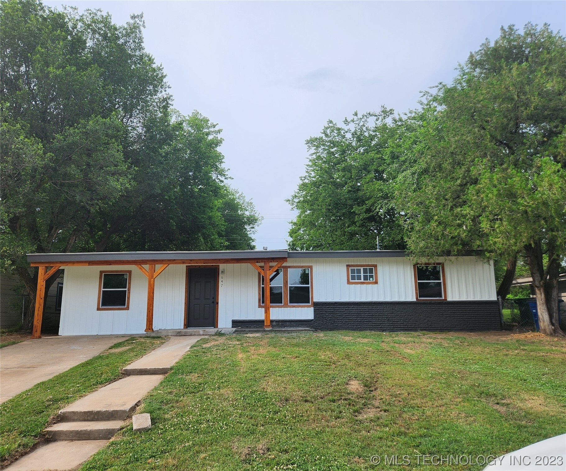 Property Photo:  647 E 52nd Street N  OK 74126 