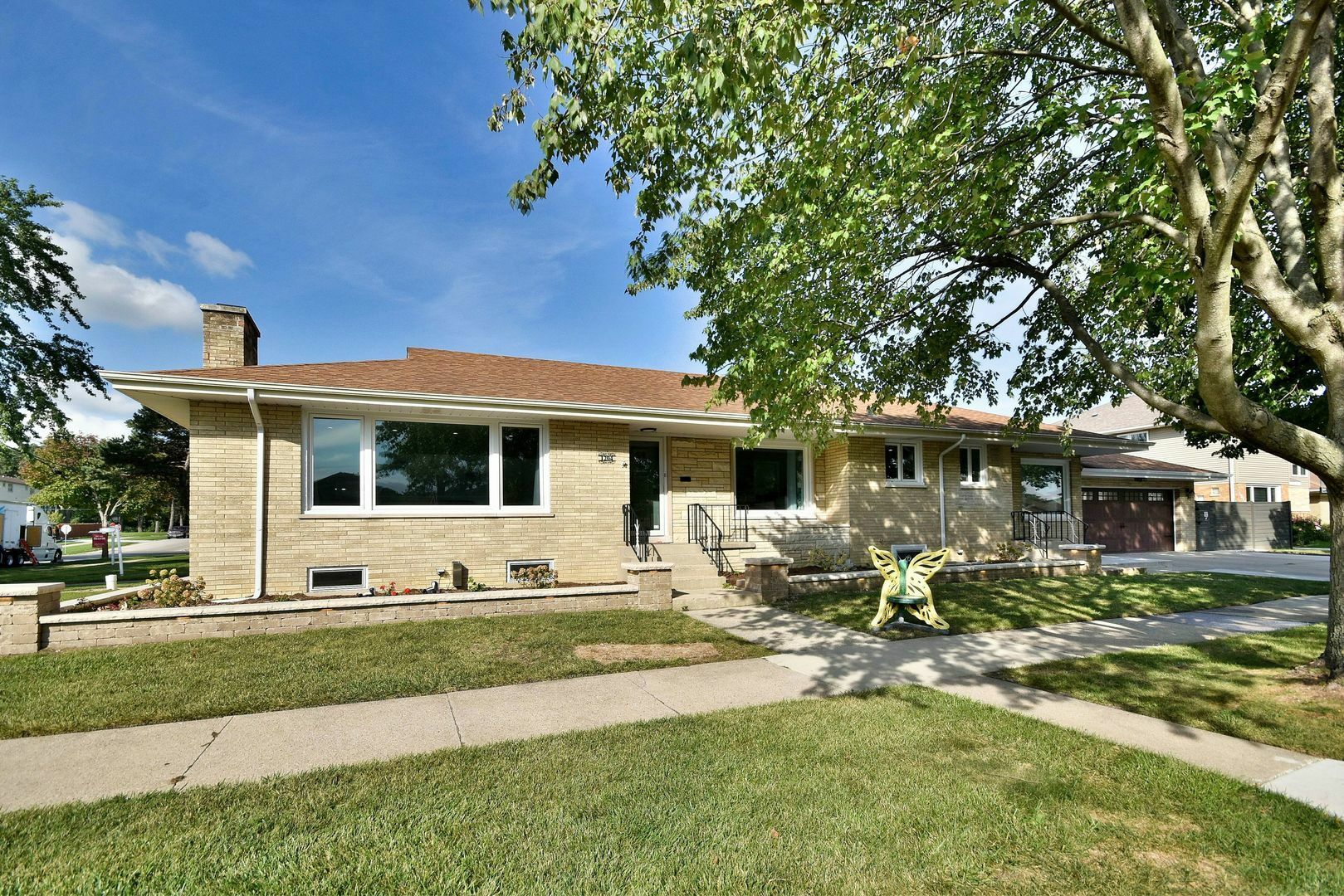 Property Photo:  1204 Meadowcrest Road  IL 60526 