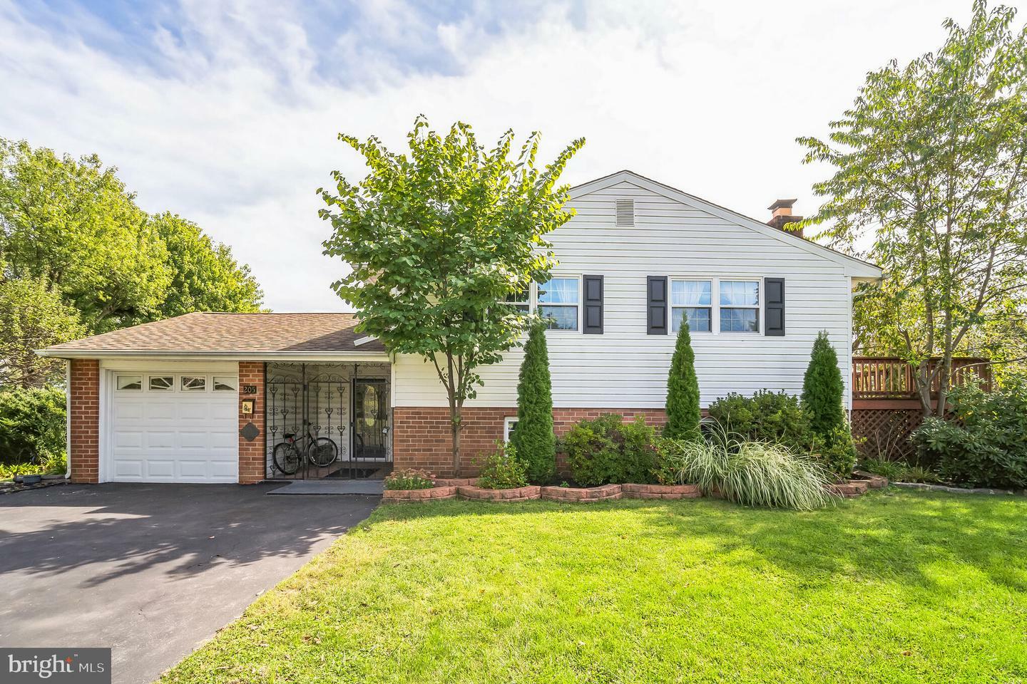 Property Photo: 205 Foulke Lane PA 19064