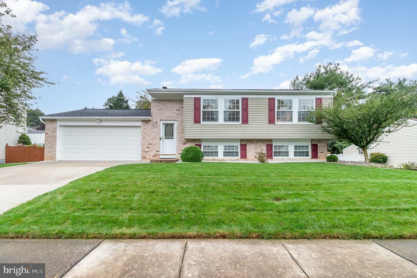 Property Photo:  804 Briarwood Lane  PA 17011 