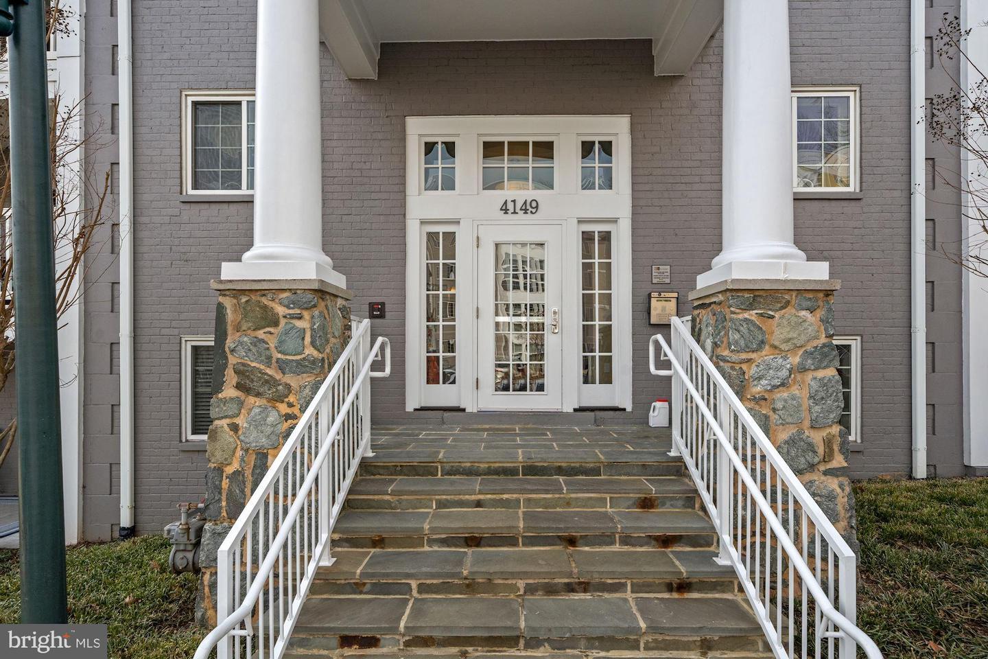 Property Photo: 4149 S Four Mile Run Drive 403 VA 22204