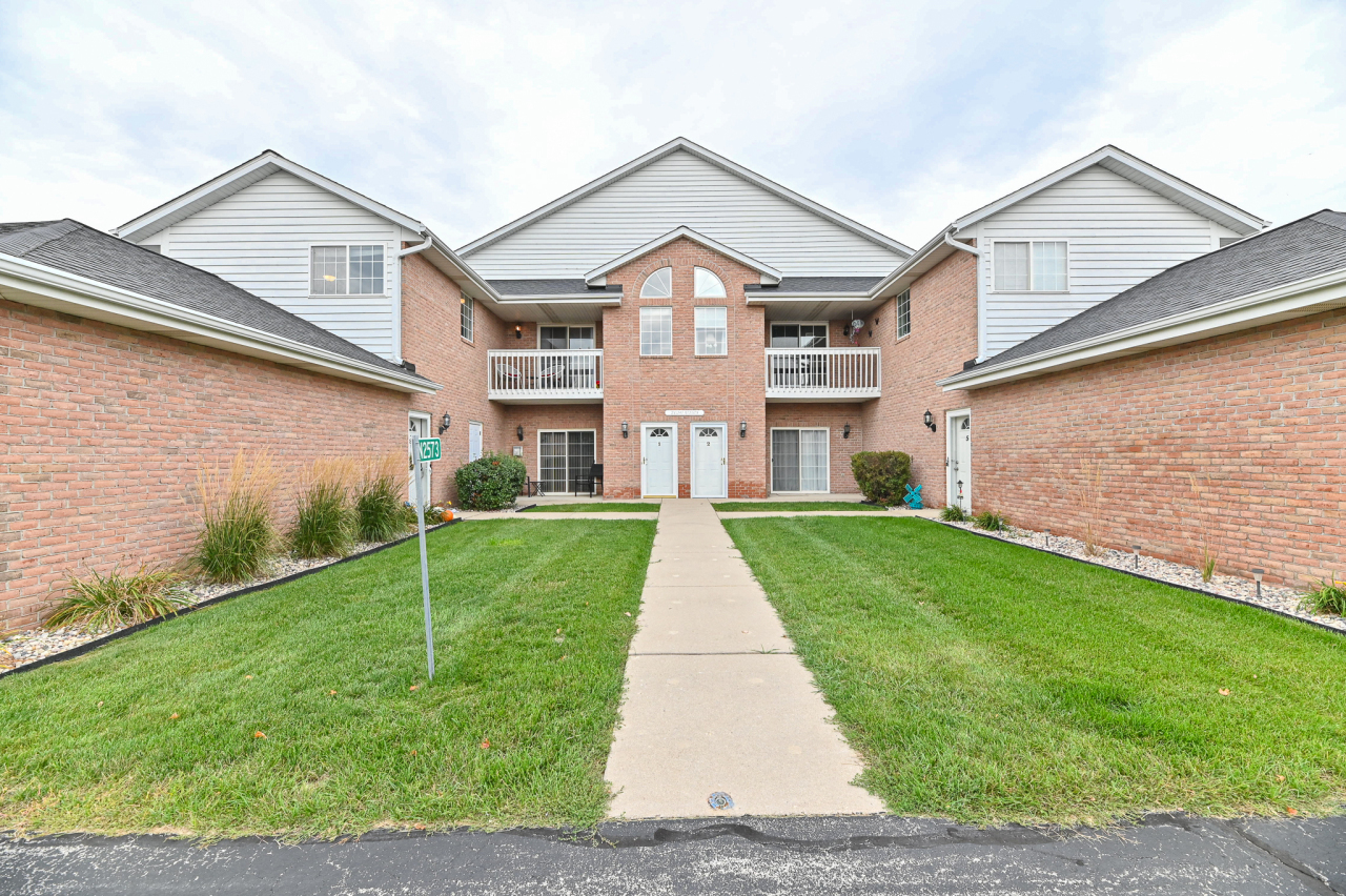 W241n2573 E Parkway Meadow Cir 8  Pewaukee WI 53072 photo