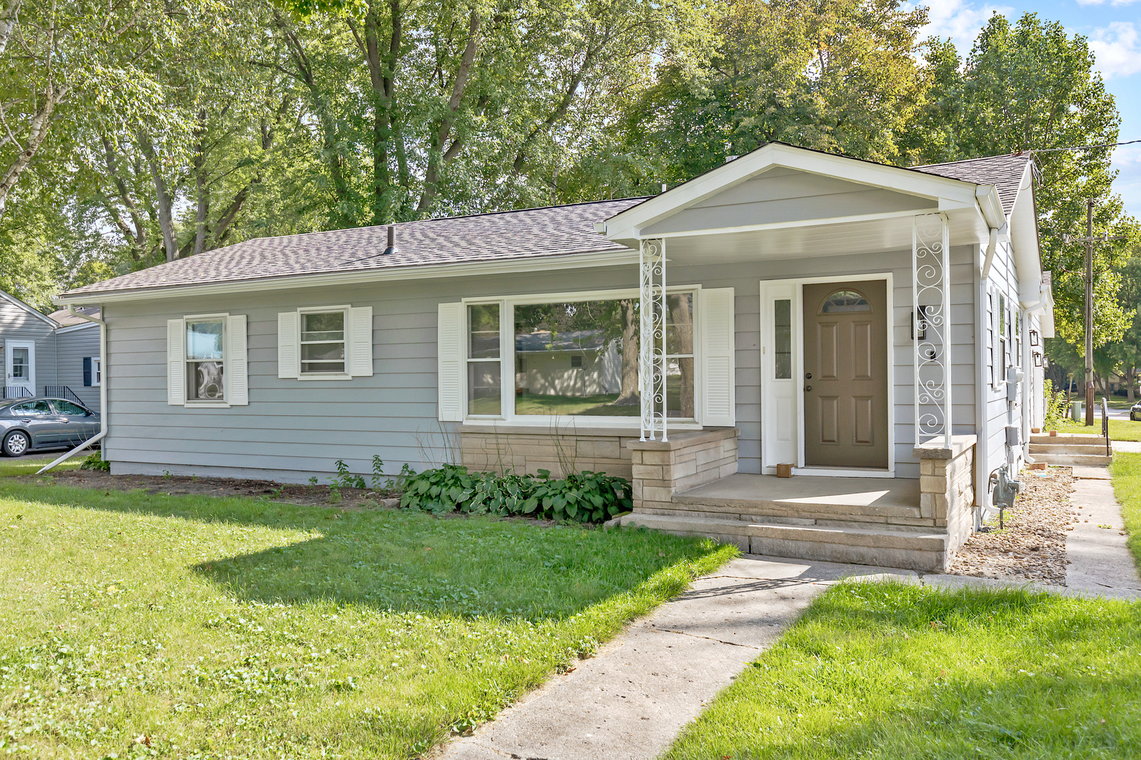 Property Photo:  804 Willow Street  IL 60151 