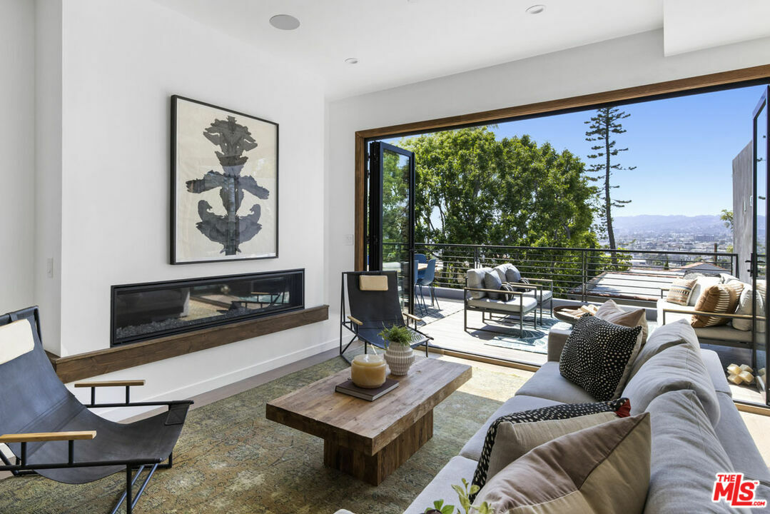 Property Photo: 1321 Edgecliffe Dr CA 90026