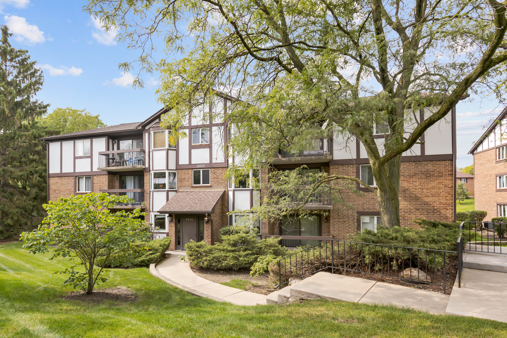 Property Photo: 6820 Joliet Road 10 IL 60525