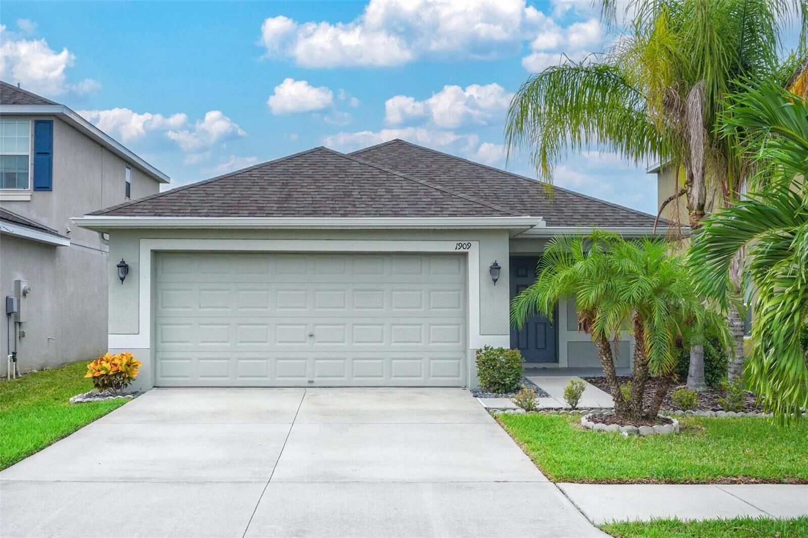 Property Photo:  1909 Citrus Lake Court  FL 33570 