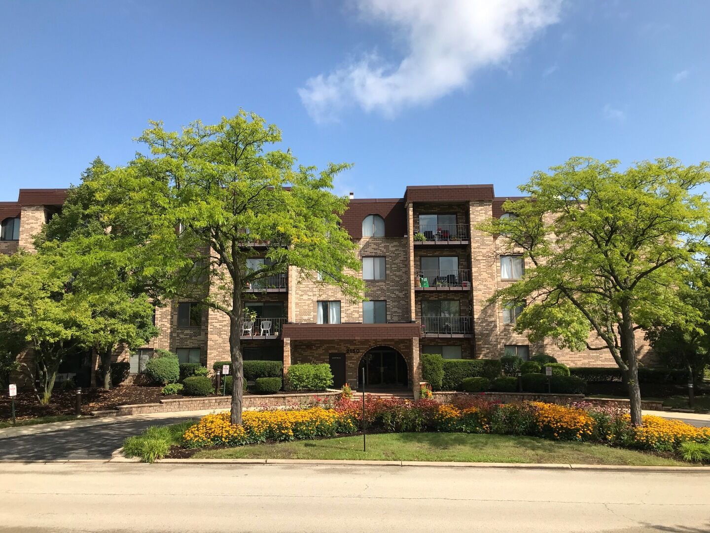 Property Photo: 2150 Valencia Drive 100 IL 60062