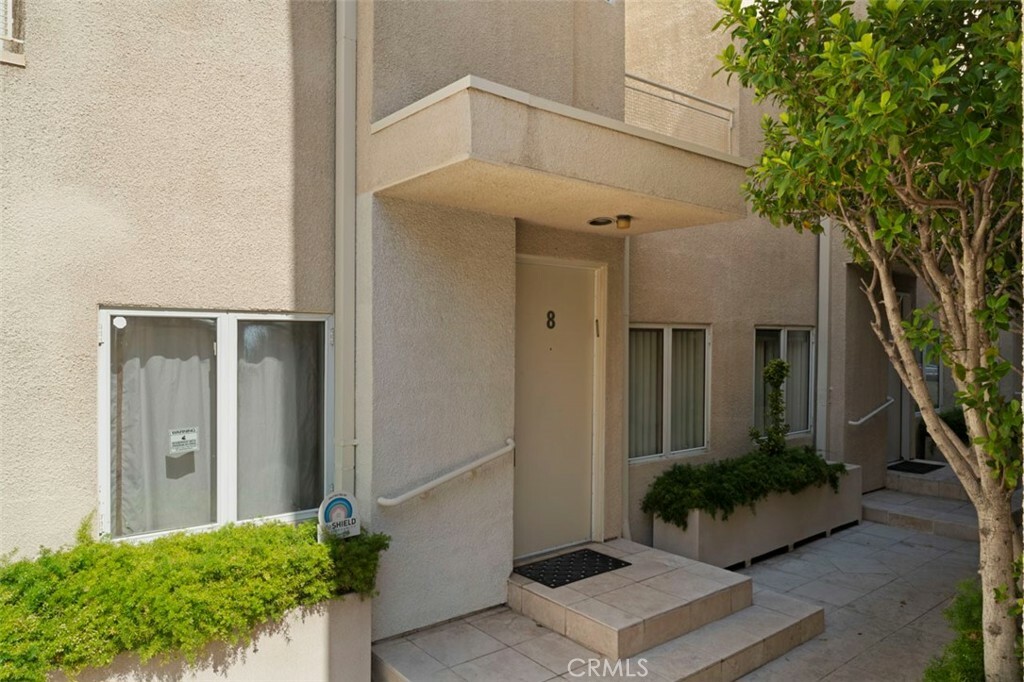 Property Photo:  3944 Kentucky Drive 8  CA 90068 