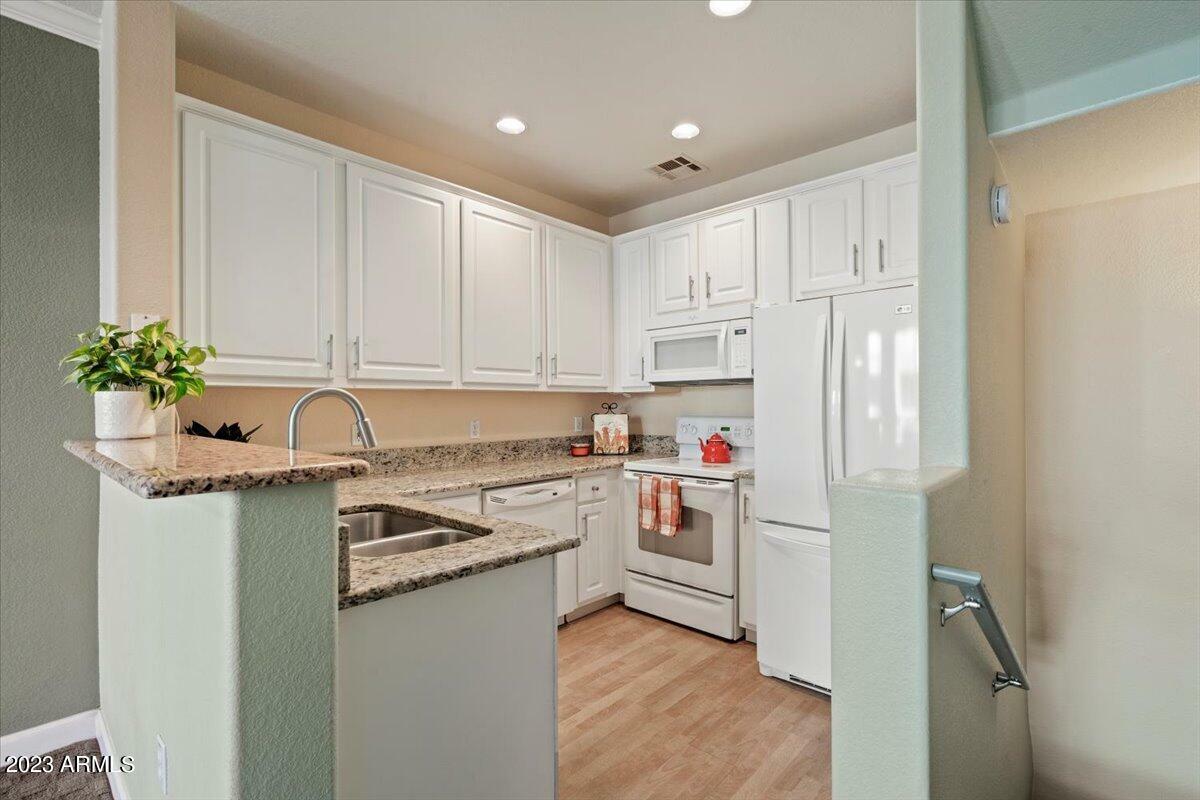 Property Photo: 4465 E Paradise Village Parkway S 1215 AZ 85032