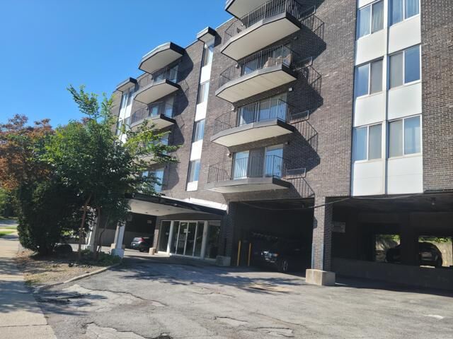 Property Photo: 11116 S Longwood Drive 204 IL 60643