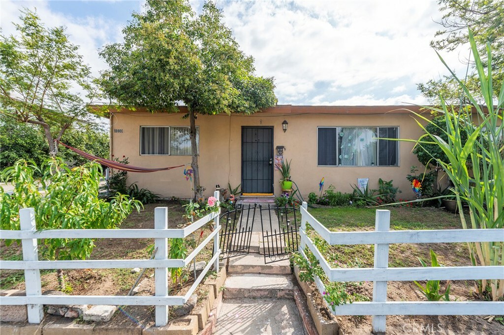 Property Photo:  1030 W Romneya Drive  CA 92801 