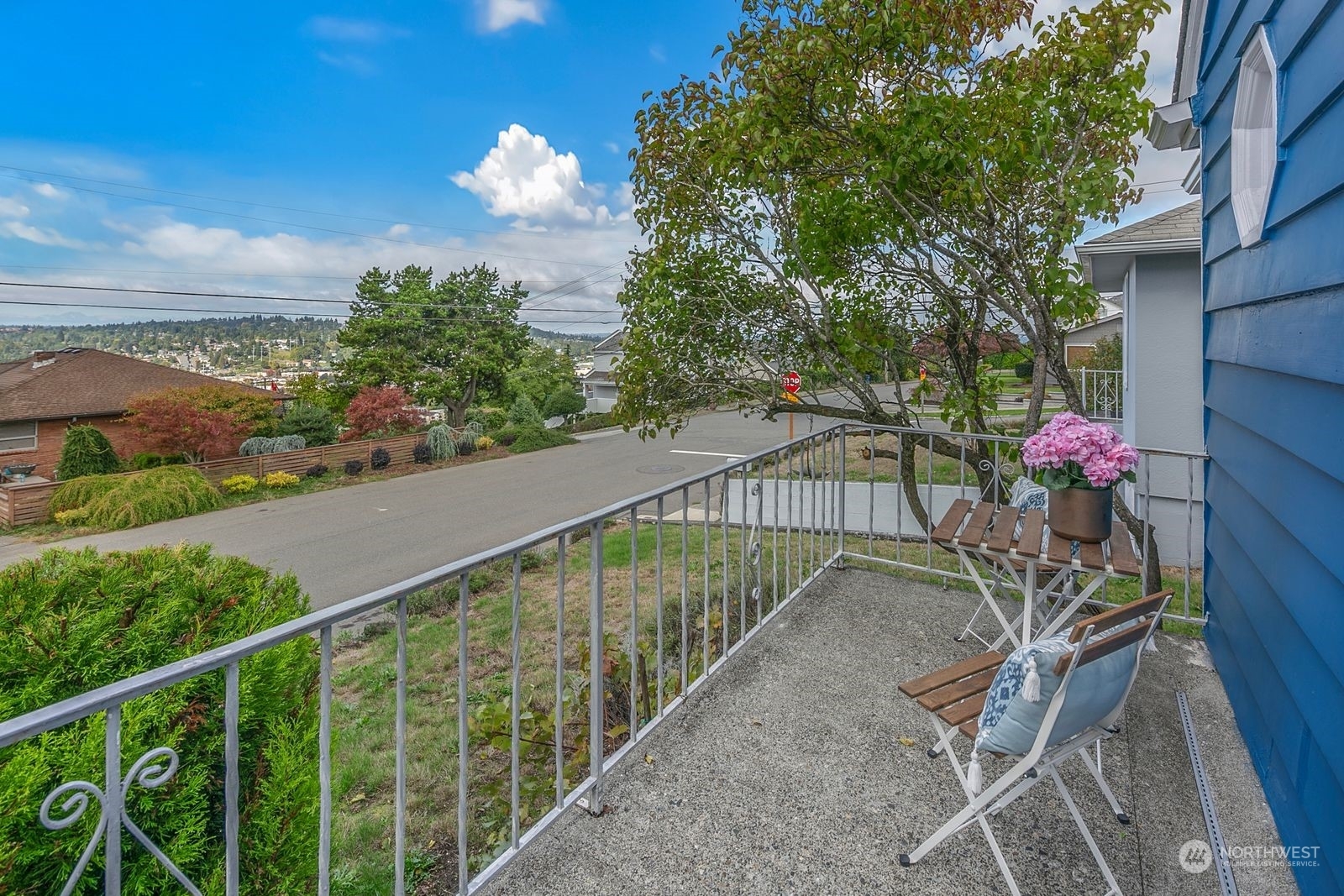 Property Photo:  706 Renton Avenue S  WA 98057 