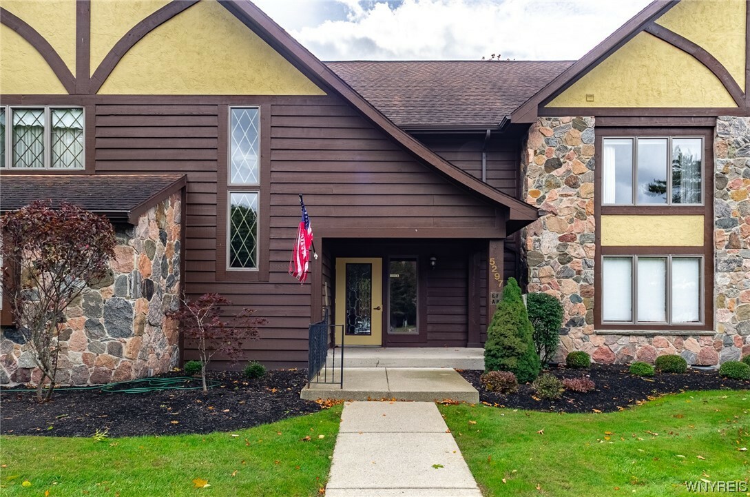 Property Photo: 5297 Chestnut Ridge Road B NY 14127