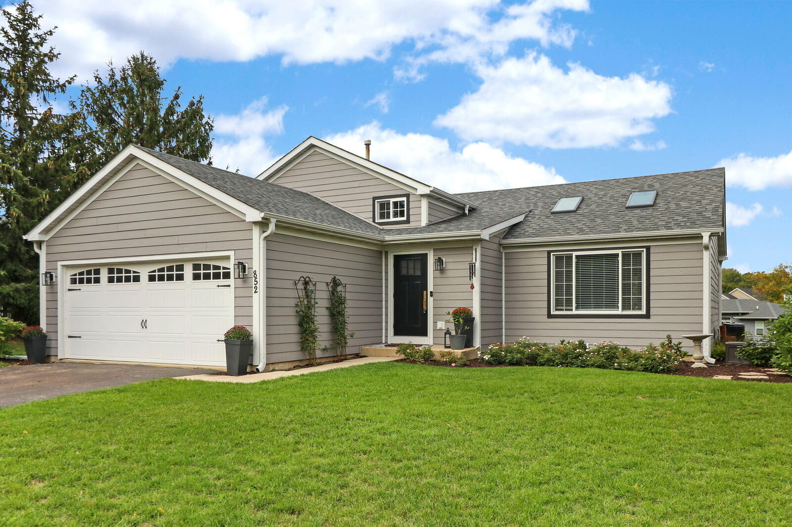 Property Photo:  852 Hilltop Ln  WI 53128 