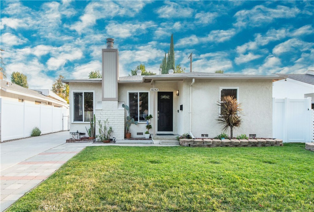 Property Photo:  16142 Haynes Street  CA 91406 